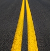 道路上平行的黄色条纹