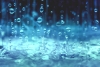 雨打在窗户上