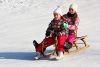 两个年轻女孩滑雪橇的照片