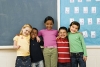 一群不同肤色的年轻学生站在教室里